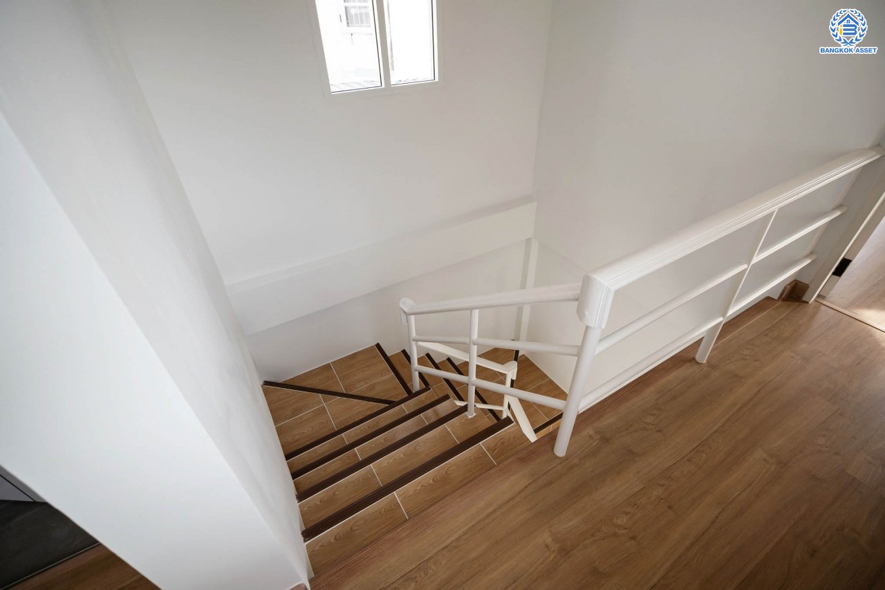 บ้านมือสองตกแต่งใหม่ โครงการ เศรณีลากูน วัดลาดปลาดุก หลังมุม ตอบโจทย์ทุกการใช้ชีวิต เนื้อที่ 59.9 ตร.ว. ฟังก์ชัน 3 ห้องนอน 3 ห้องน้ำ ทำเลเดินทางง่าย สะดวกสบายใกล้รถไฟฟ้าสายสีม่วง "สถานีคลองบางไผ่" ทางด่วน "กาญจนาภิเษก" และห้างสรรพสินค้าเซ็นทรัลเวสต์เกต